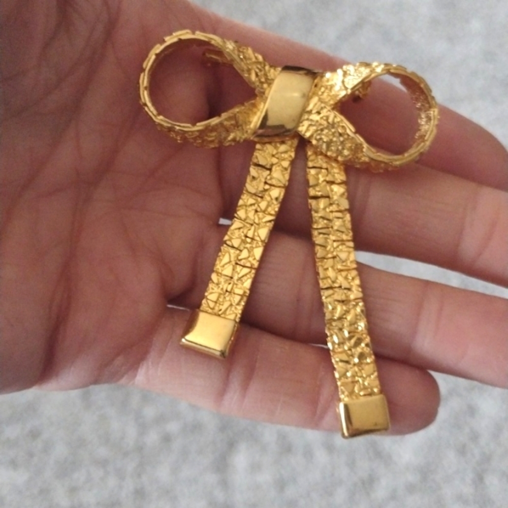 VINTAGE 80s GOLD-TONE NUGGET DESIGN FLEXIBLE BOW RIBBON 3" BROOCH PIN - Picture 2 of 9